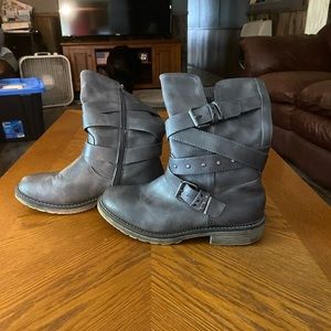 Maurice’s Gray zipper boots, size 8.5